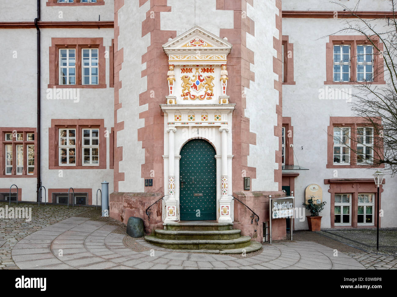 Hôtel de ville historique, l'entrée, portail Renaissance de la Weser, de la place du marché, Alfeld an der Leine, Basse-Saxe, Allemagne Banque D'Images