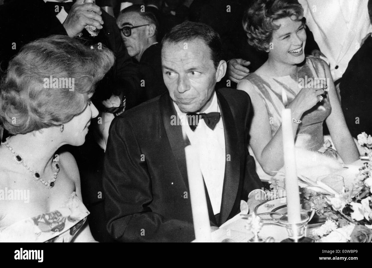 Chanteur Frank Sinatra chats lors d'un dîner Banque D'Images