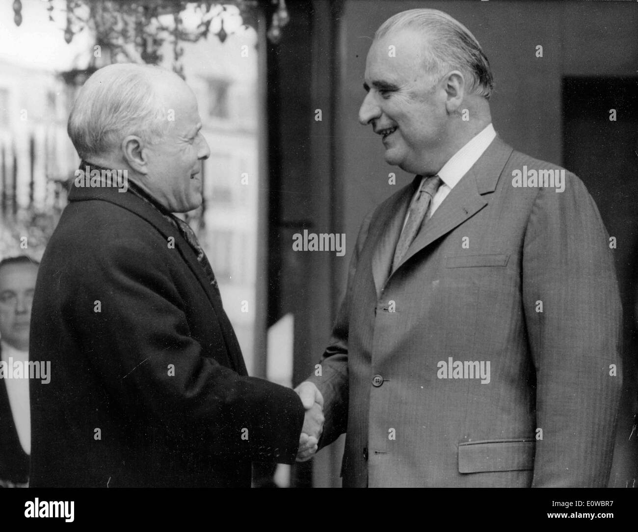Le président Georges Pompidou se serrer la main Habib Bourguiba Banque D'Images