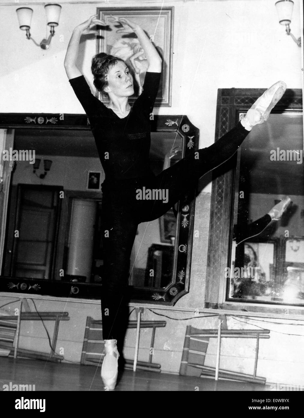 Apr 24, 1962 - Paris, France - (photo) Dancer MARIE CLAUDE exerçant à Lucette Almanzor de coiffure à Meudon. (Crédit Banque D'Images