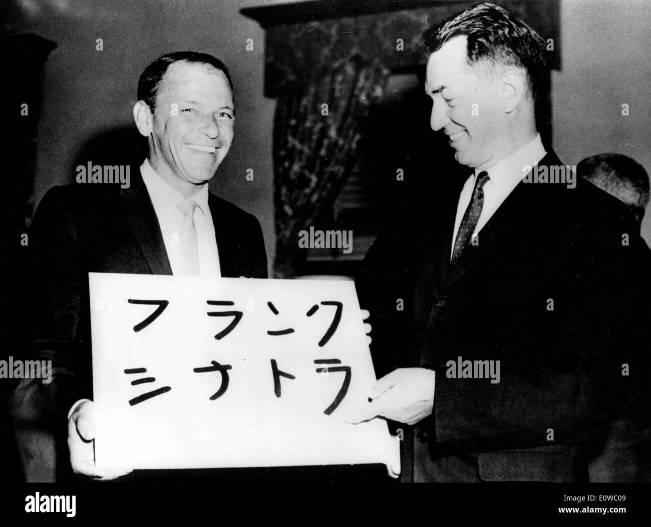 Frank Sinatra reçoit de carte japonais Edwin O. Reischauer Banque D'Images
