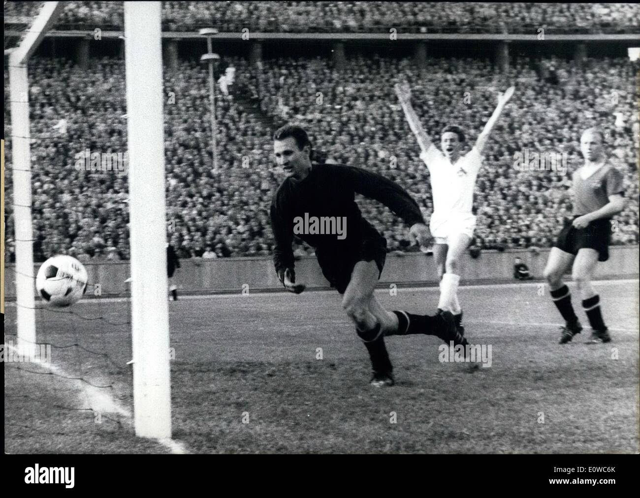 Mai 05, 1962 - Final jouer autour du championnat allemand de football à Berlin : dans le stade olympique de Berlin le dernier jouer autour du championnat allemand de football en a eu lieu. Le 1.FC Cologne fut sa victoire sur détenteur du titre 1.FC Nurnbergh avec 4:0 buts et a maintenant des billets pour Ghile. Sur la photo, de gauche à droite Goal-Keeper Wabra (1.FC Nuremberg) ne pouvait pas tenir la vanne, (milieu) Pott (1.FC Cologne) und Albrecht (1.FC Nürnberg) Banque D'Images