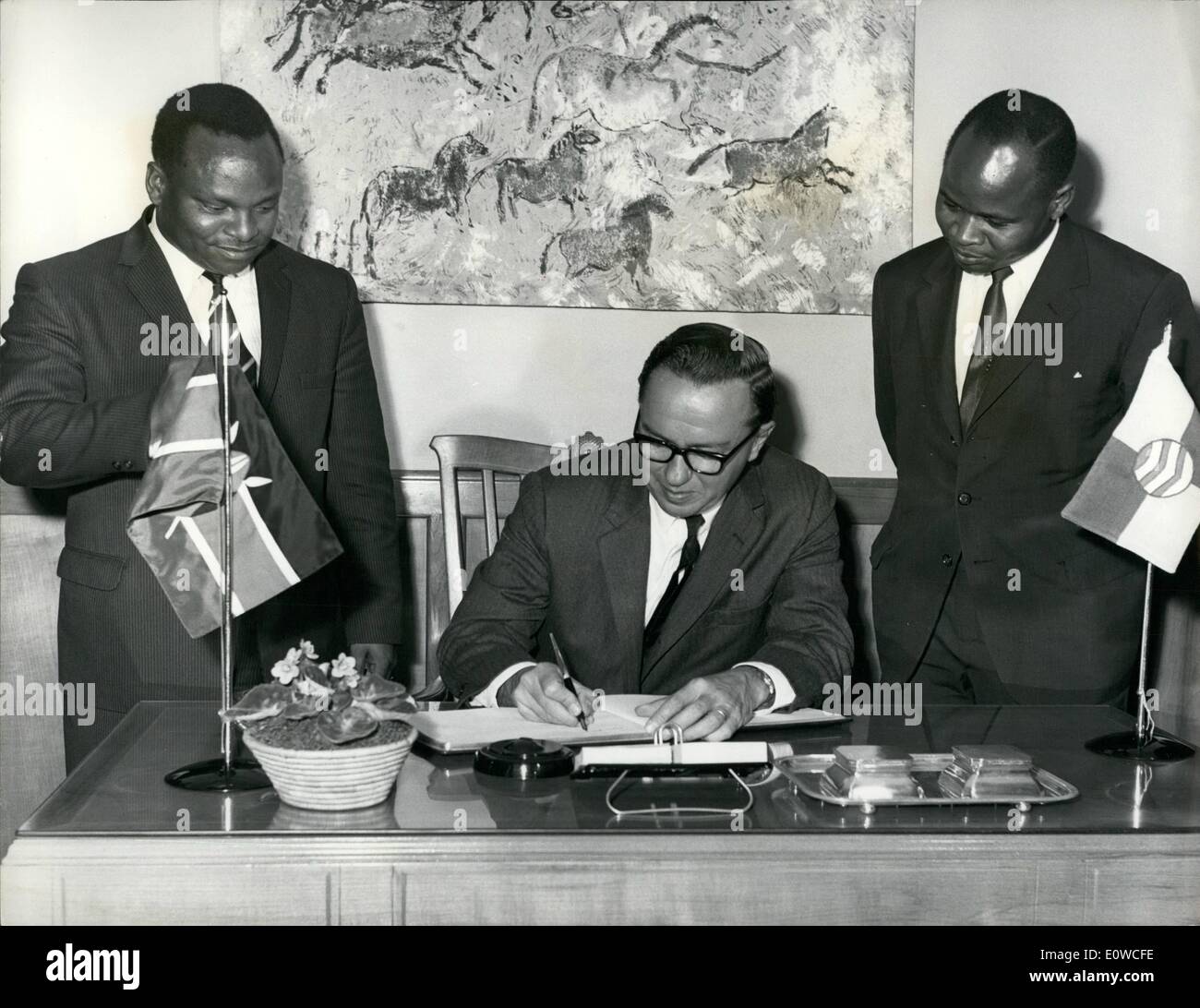 Mai 05, 1962 - Mr.Attwood, l'Ambassadeur des États-Unis au Kenya la signature visiteurs boo à l'Hôtel de Ville salon du maire lorsque Banque D'Images