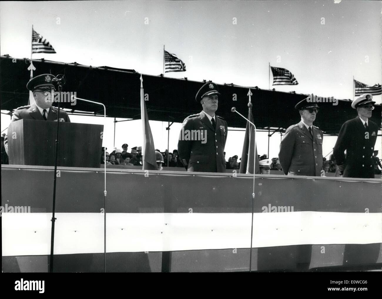 Mai 05, 1962 - Journée de l'Armée américaine à Berlin : avec le général George H. Decker (George H. Decker), chef d'état-major de l'armée américaine, prévue pour le discours principal, la Journée des Forces armées pour les troupes américaines s'est ouverte aujourd'hui (19.5.1962) avec un défilé militaire à l'aéroport central de Tempelhof. La photo montre le Général George H. Decker, Commandement du secteur nous Général Albert Watson, le Brigadier Général Oran O. Prix, Directeur adjoint de Cabinet de génie civil de l'US Air Force, l'Europe et le Capitaine John Thro, attaché naval de l'ambassade américaine à Bonn. Banque D'Images