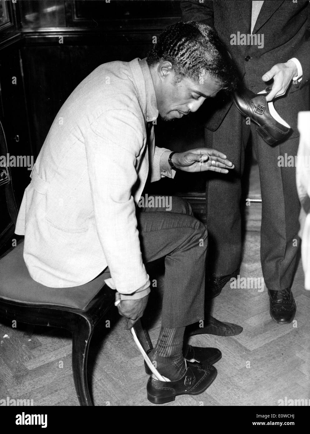 Sammy Davis Jr. mettre ses chaussures Banque D'Images