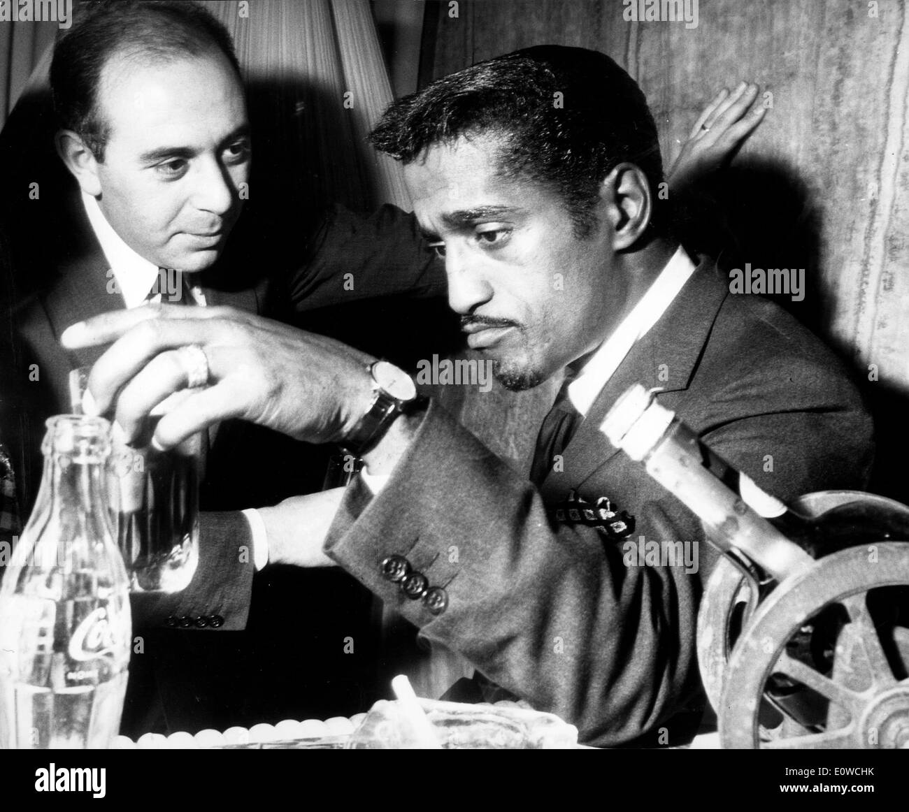 Sammy Davis Jr. de déguster une boisson à Rome Banque D'Images