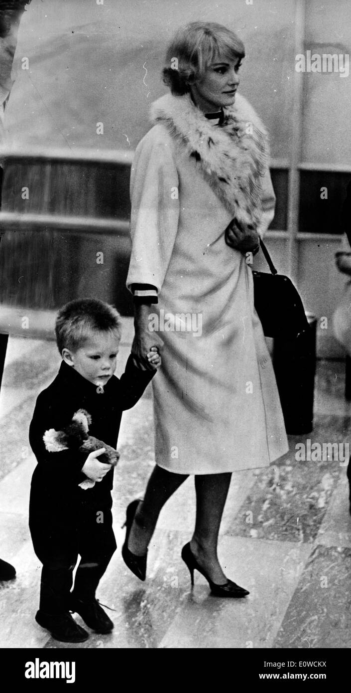L'actrice Diane Cilento avec fils Jason Connery Banque D'Images
