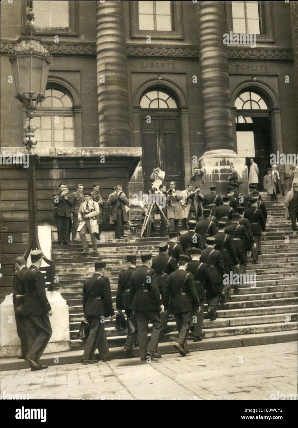 15 mai 1962 - contingent de police au Palais de Justice pour l'extérieur Banque D'Images