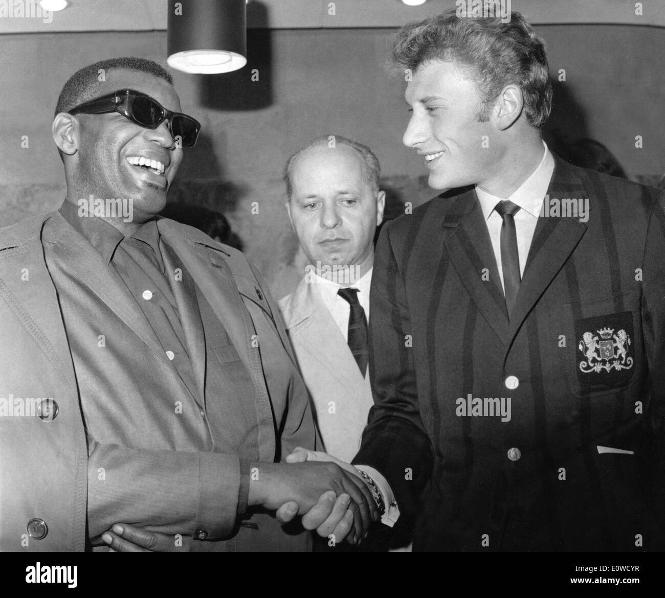 Chanteurs Ray Charles et Johnny Hallyday shaking hands Banque D'Images