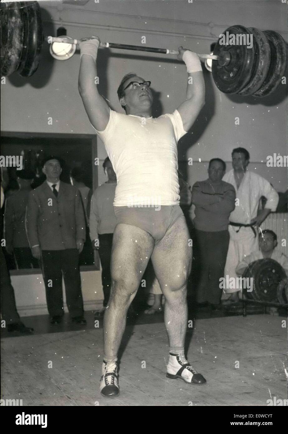 18 mai 1962 - L'athlète russe Youri Vlassov, champion olympique du nom de ''l'homme le plus fort du monde'', fera une présentation de son talent demain soir au Palais des Sports. Il s'est entraîné cet après-midi à l'Institut National du Sport à Joinville. Un kilogramme 180 Vlassov ascenseurs bar. Banque D'Images