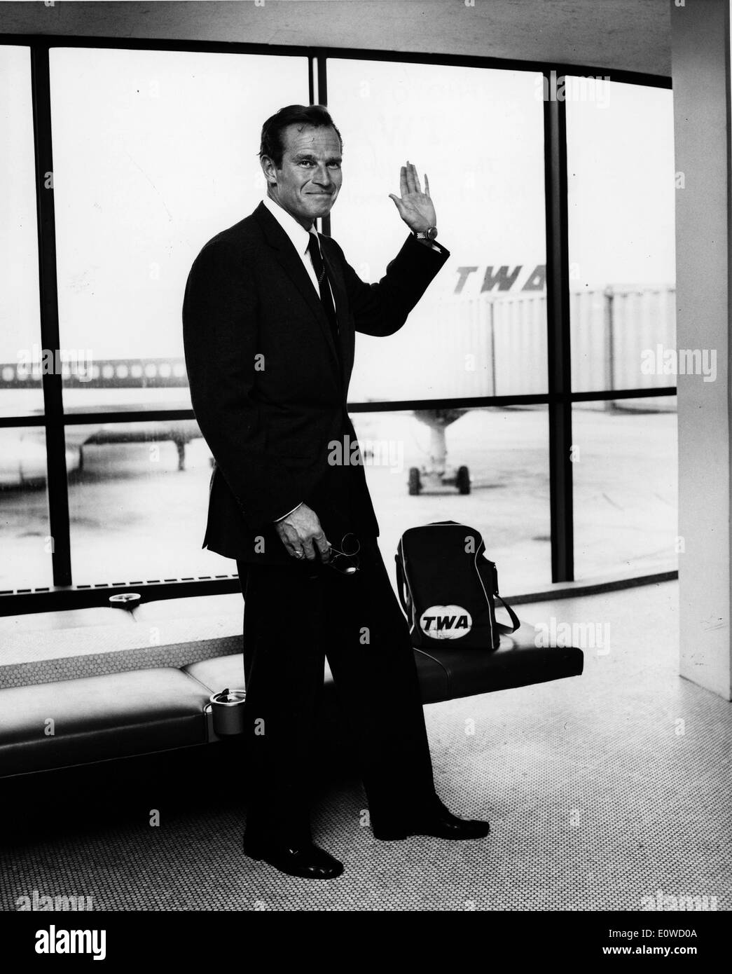 L'acteur Charlton Heston dans l'aéroport Banque D'Images