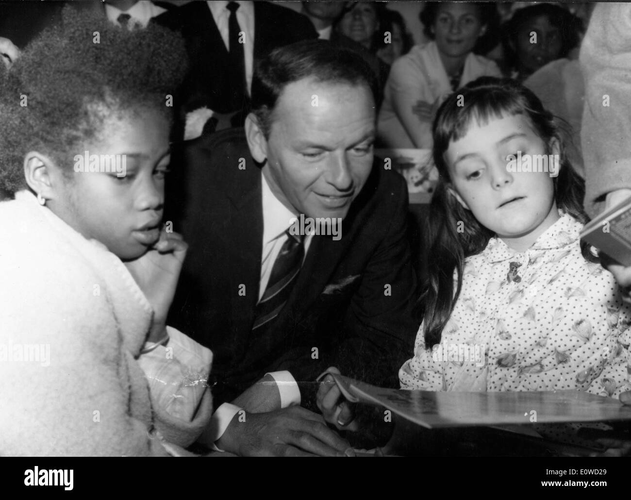 Chanteur Frank Sinatra lire aux enfants à l'hôpital pour enfants Banque D'Images