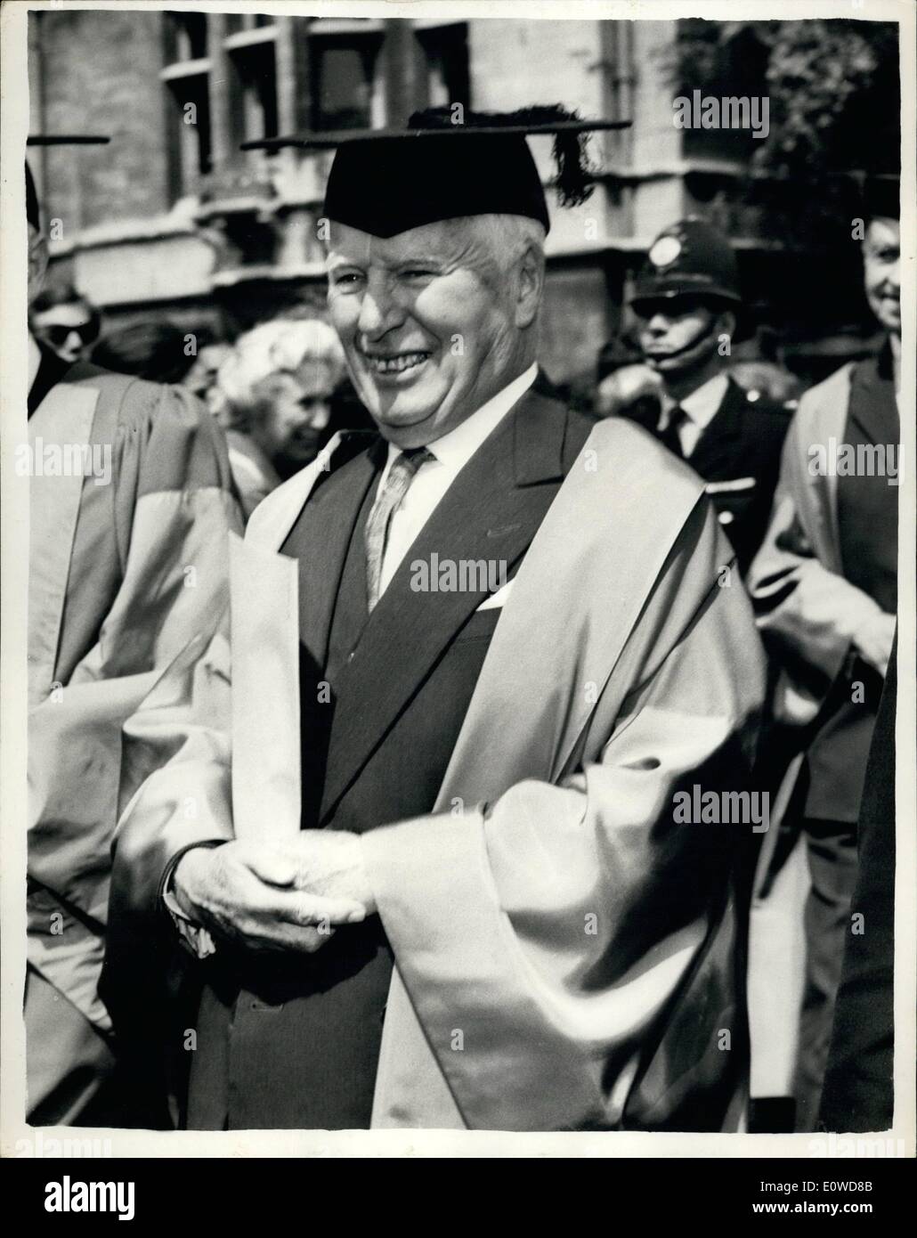 Juin 06, 1962 - Charlie Chaplin reçoit un diplôme honorifique - à Oxford. : acteur-producteur Charlie Chaplin a reçu aujourd'hui le diplôme honorifique de docteur en lettres -à l'hôtel de ville d'Oxford - Oxford. Photo montre Charlie Chaplin sur son chemin à travers la ville - durant les cérémonies à Oxford aujourd'hui. Banque D'Images