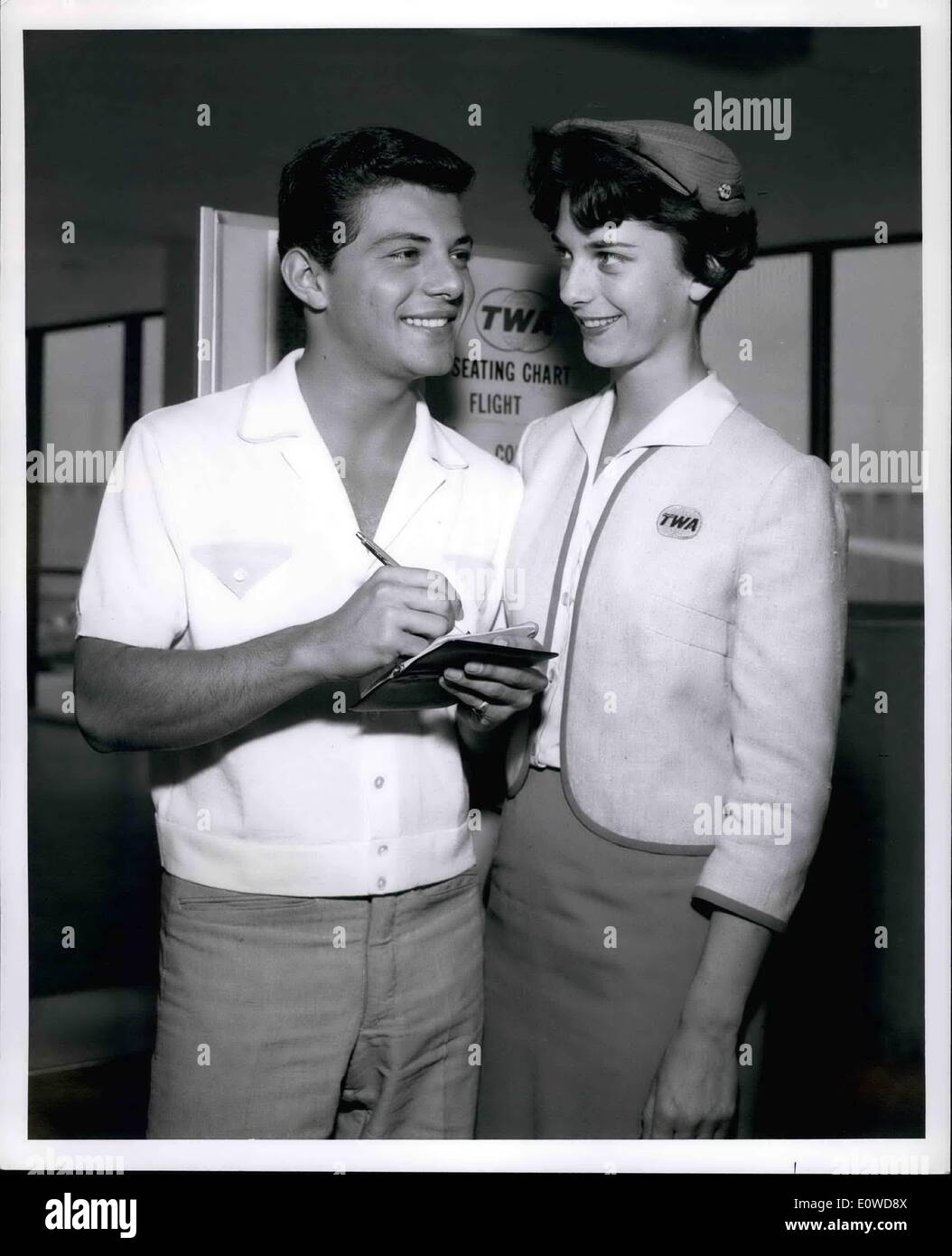 Juin 06, 1962 - Le chanteur-acteur Frankie Avalon, darling de l'ensemble plus jeune depuis ses débuts il y a cinq ans, des sensations fortes TWA vives Sandra Vivell avec son autographe, après son arrivée par TWA SuperJet de Pittsburgh. Frankie est maintenant collecter des fans avec son hôtel et club de nuit l'apparence et, après deux semaines à la Copacabana, part pour l'Espagne pour travailler dans son dernier film, ''Vallée de la Swords Banque D'Images