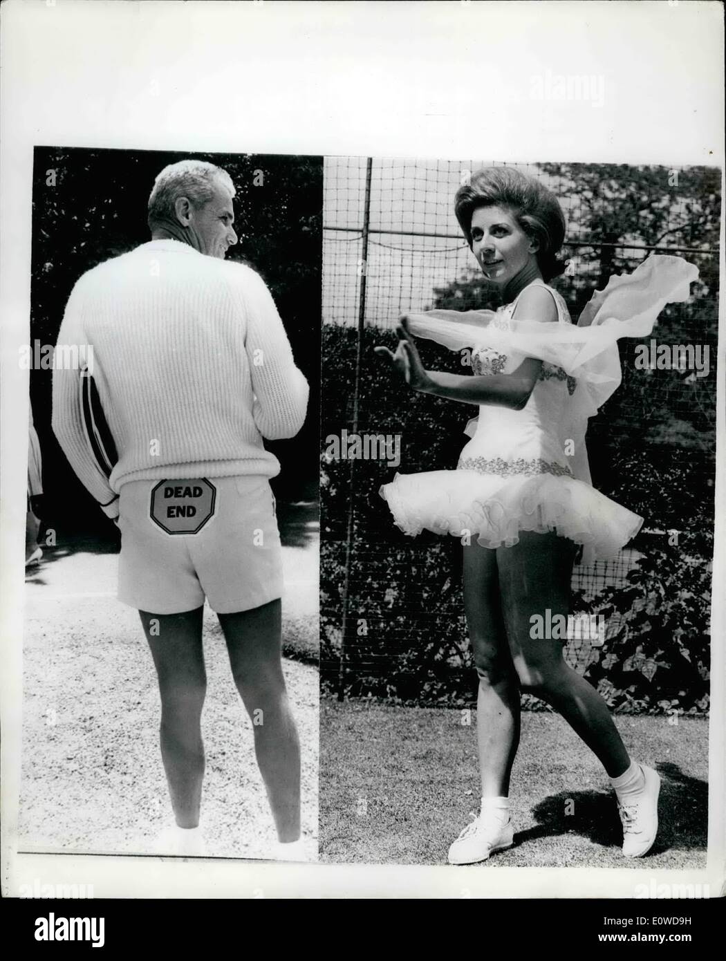 Juin 06, 1962 - impasse pour lui - mais ce qu'un joli début de Wimbledon Wimbledon : s'ouvre aujourd'hui et 39 nations fournissent une entrée d'enregistrement. Le temps est ensoleillé, le vent souffle en rafales et l'Australie (qui détiennent le titre) ont la plus grande entrée de 27 par rapport à la Grande-Bretagne (qui détiennent le titre féminin) avec 16. Mais comme la semaine dernière à Royal Ascot, Wimbledon est plein de la mode sur et en dehors des tribunaux Banque D'Images