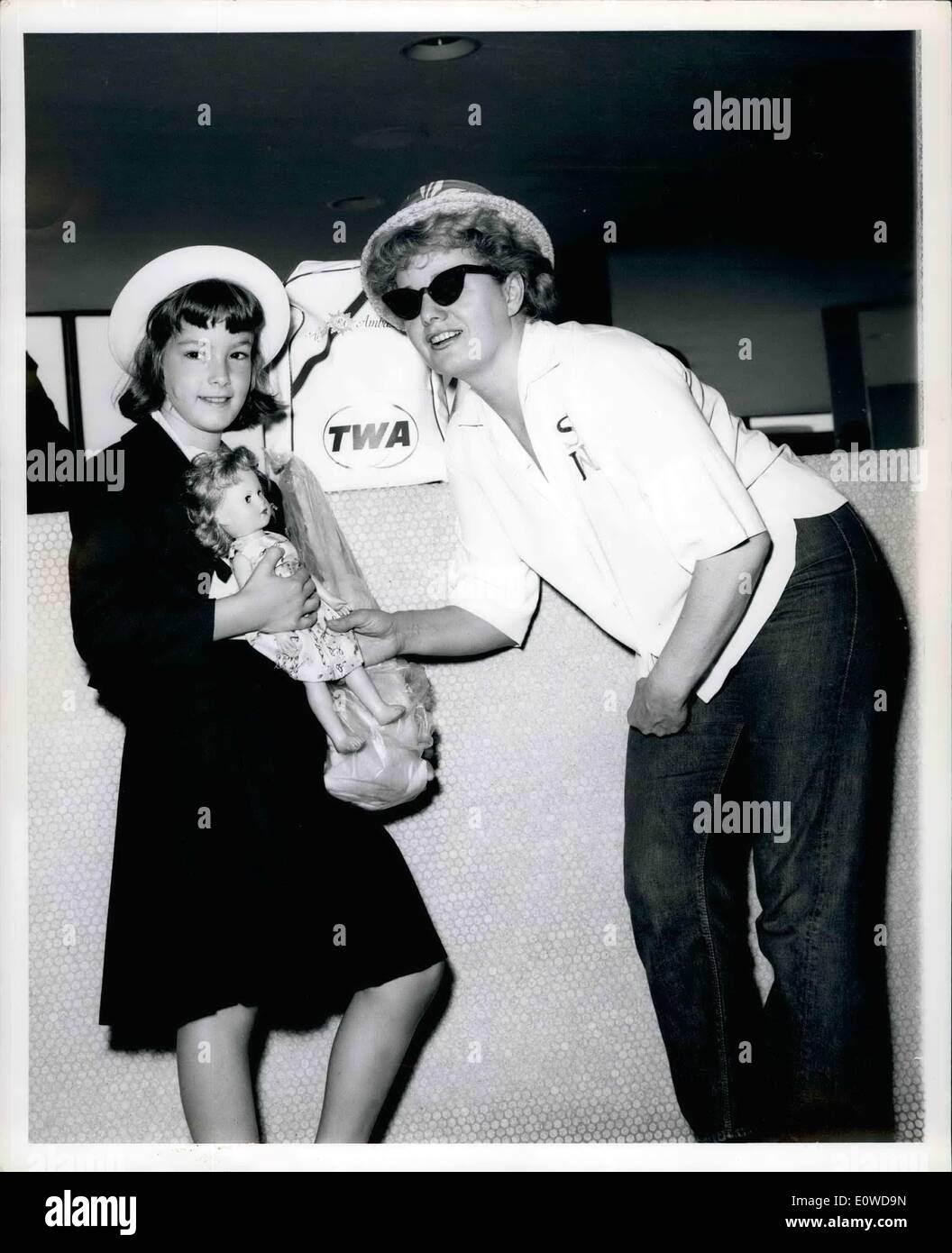 Jun. 06, 1962 Hiver - Shelly est montré givining fassmar sa fille, Vittoria, 9, un humy en peluche et une poupée, avant de mettre le jeune à bord d'un jet de TWA soper pour Los Angeles, sur son chemin à Thunderbird Camp en Californie pour l'été. Banque D'Images