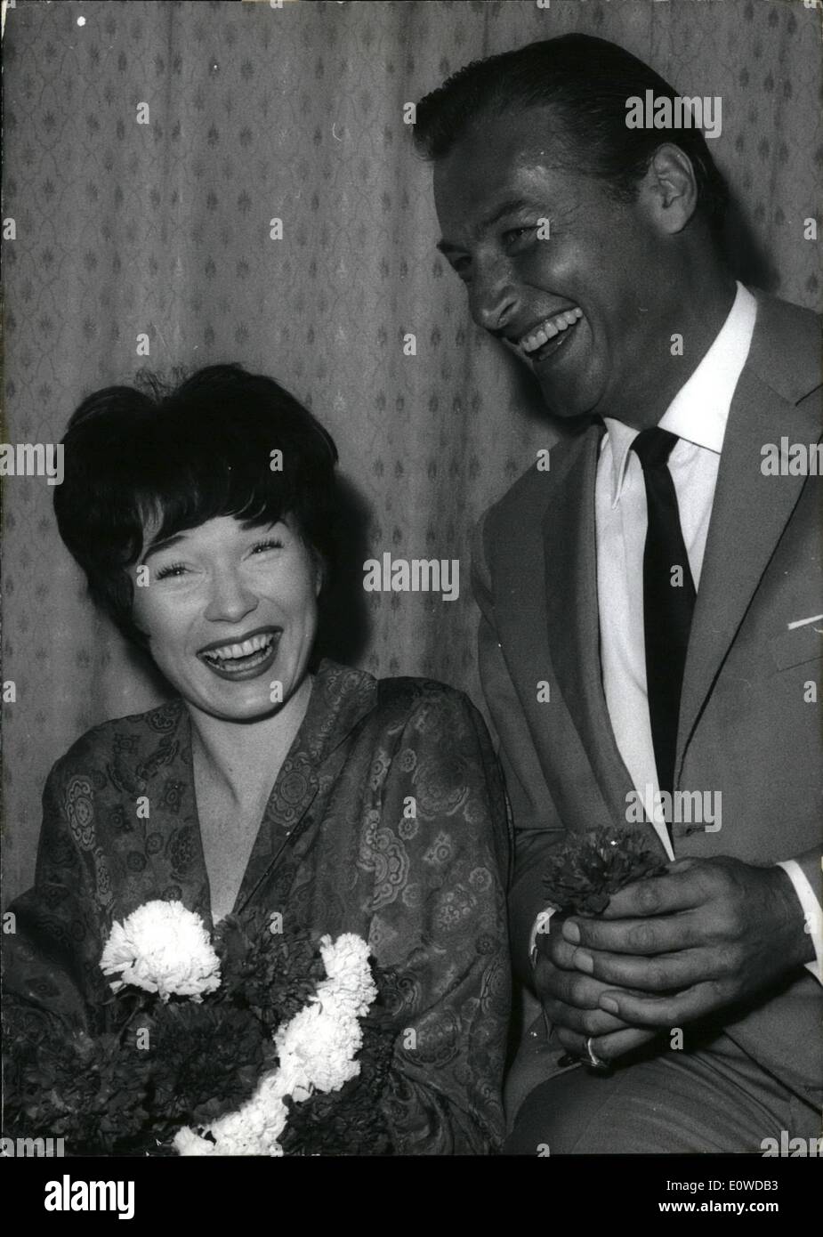 Juin 06, 1962 - Shirley MacLaine à Berlin : Au XII. International Filmfestival, Shirley Mac Laine est arrivé hier soir à Berlin. Aujourd'hui elle a reçu la presse de Berlin avec son collègue Lex Barker. Photo montre Shirley Mac Laine et Lex Barker. Banque D'Images