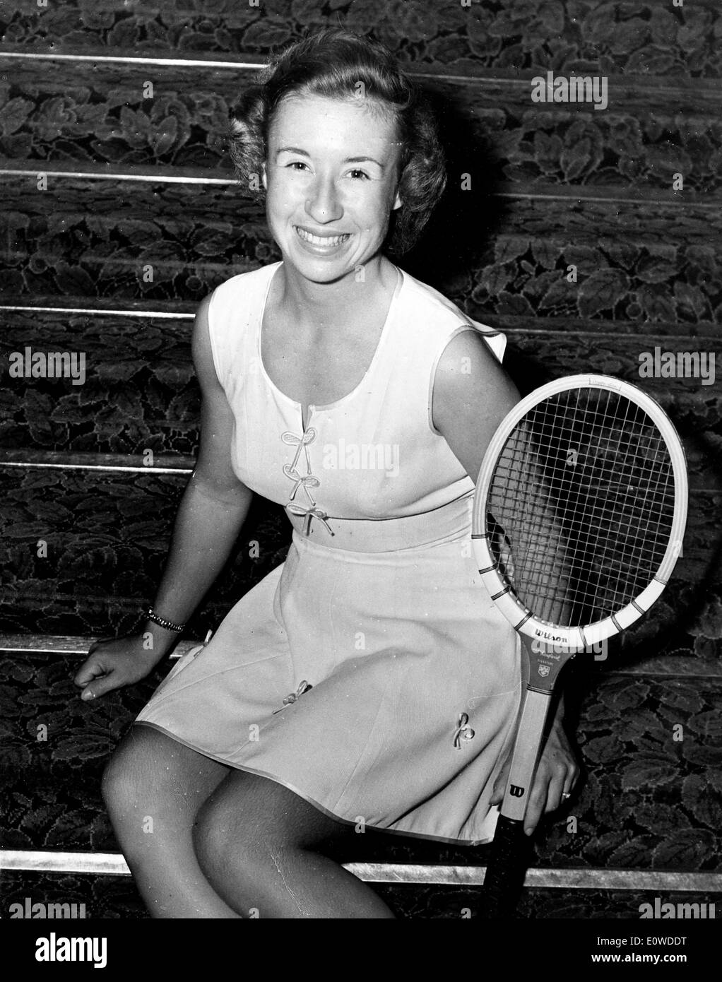 Tennis Player Maureen Connolly avec son racket Banque D'Images