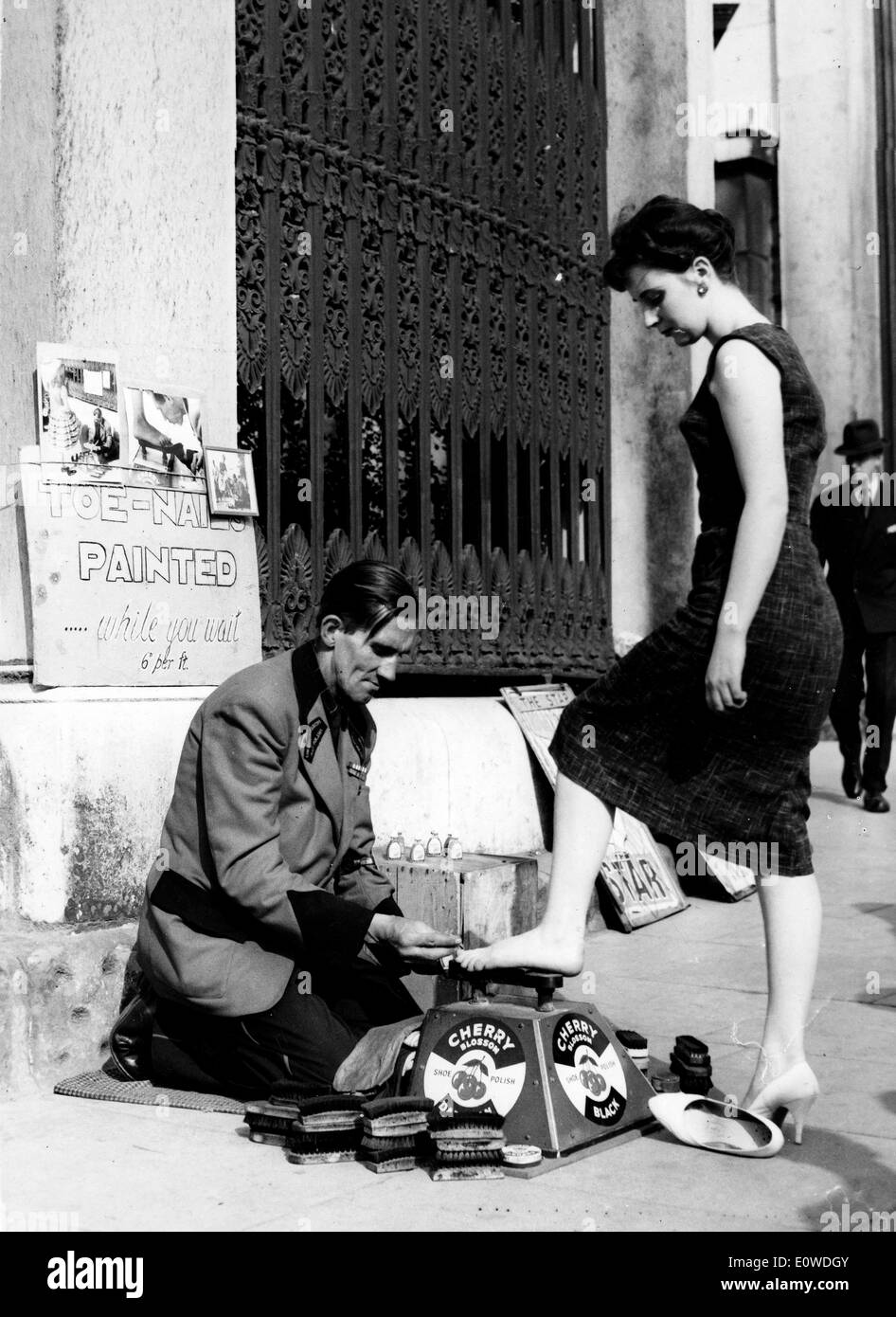 Vendeur de rue qui brille et les peintures d'orteils chaussures Banque D'Images