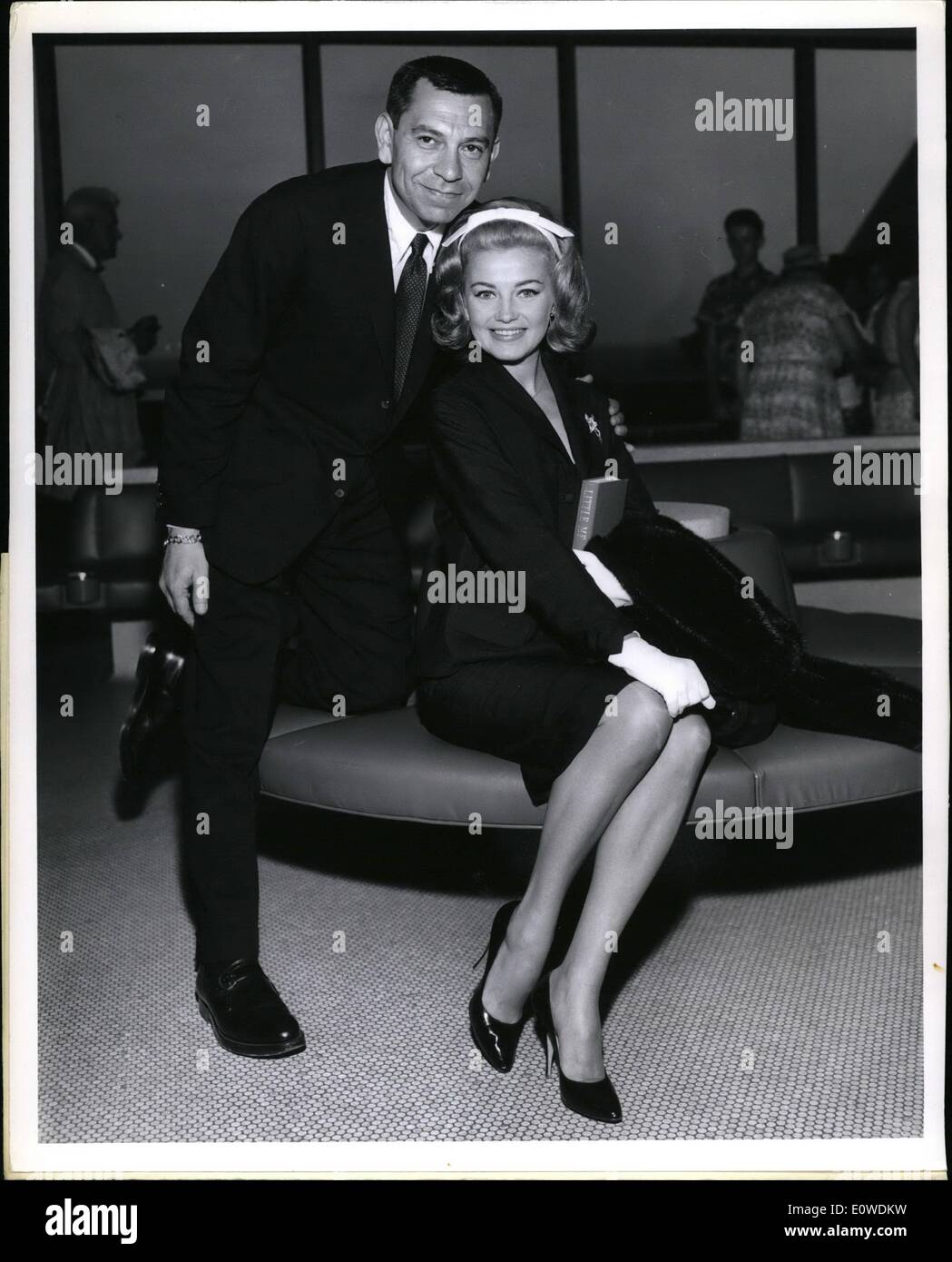 Juin 06, 1962 - L'acteur producteur Jack Webb et sa jolie femme, Jackie, sont affichés après l'arrivée par TWA StarStream de Los Angeles, pour quatre heures de voyage d'affaires à New York. Il est là pour les discussions concernant la General Electric TV production ''true'', qui sera vu sur CBS-TV le 30 septembre. Credit : TWA Banque D'Images