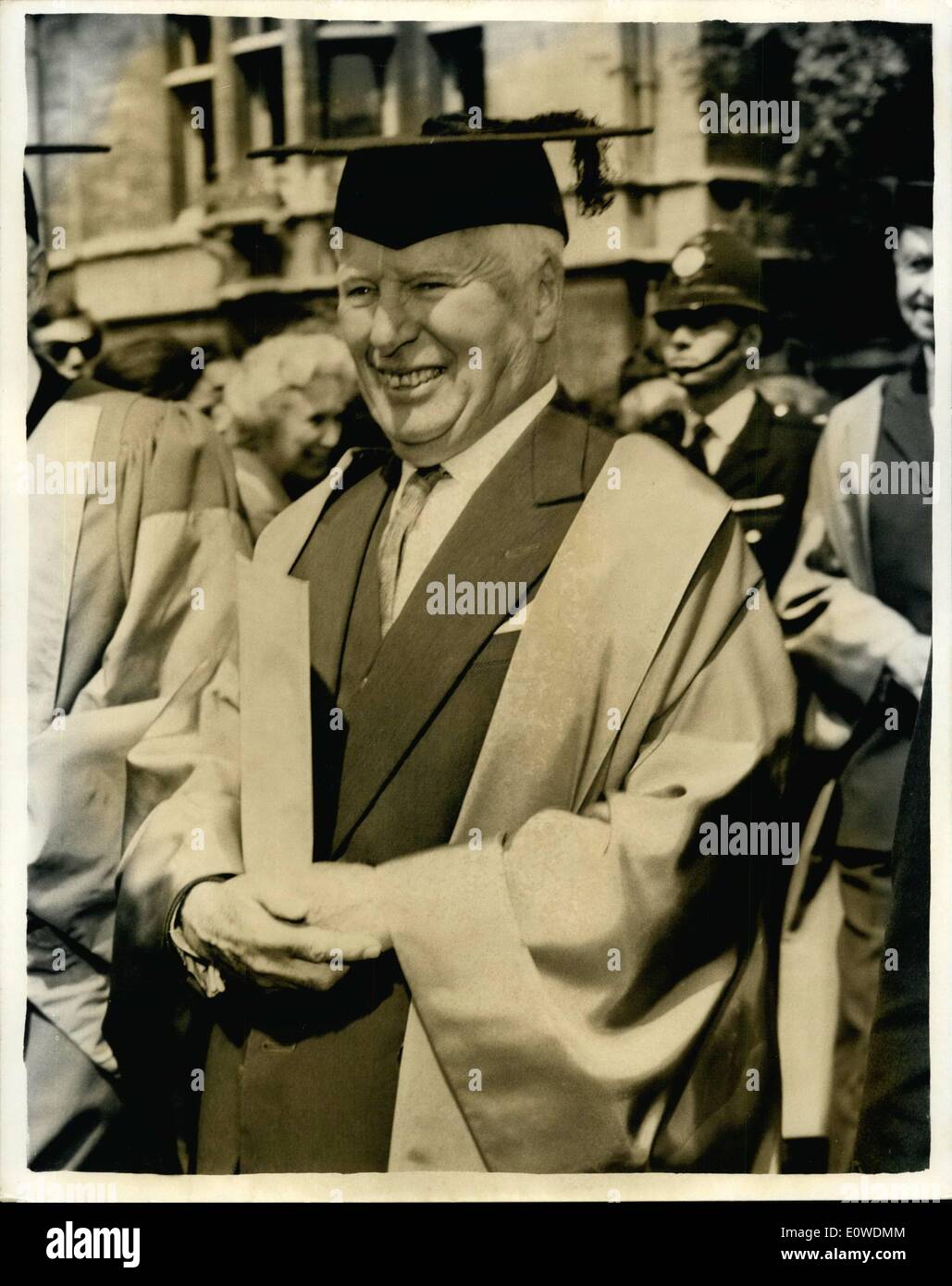 Juin 06, 1962 - Charlie Chaplin reçoit un diplôme honorifique à Oxford. Producteur acteur Charlie Chaplin a reçu aujourd'hui le diplôme honorifique de docteur en lettres à l'Oxford Oxford Town Hall. Photo : Keystone montre Charlie Chaplin sur son chemin à travers la ville pendant les cérémonies à Oxford aujourd'hui. Banque D'Images