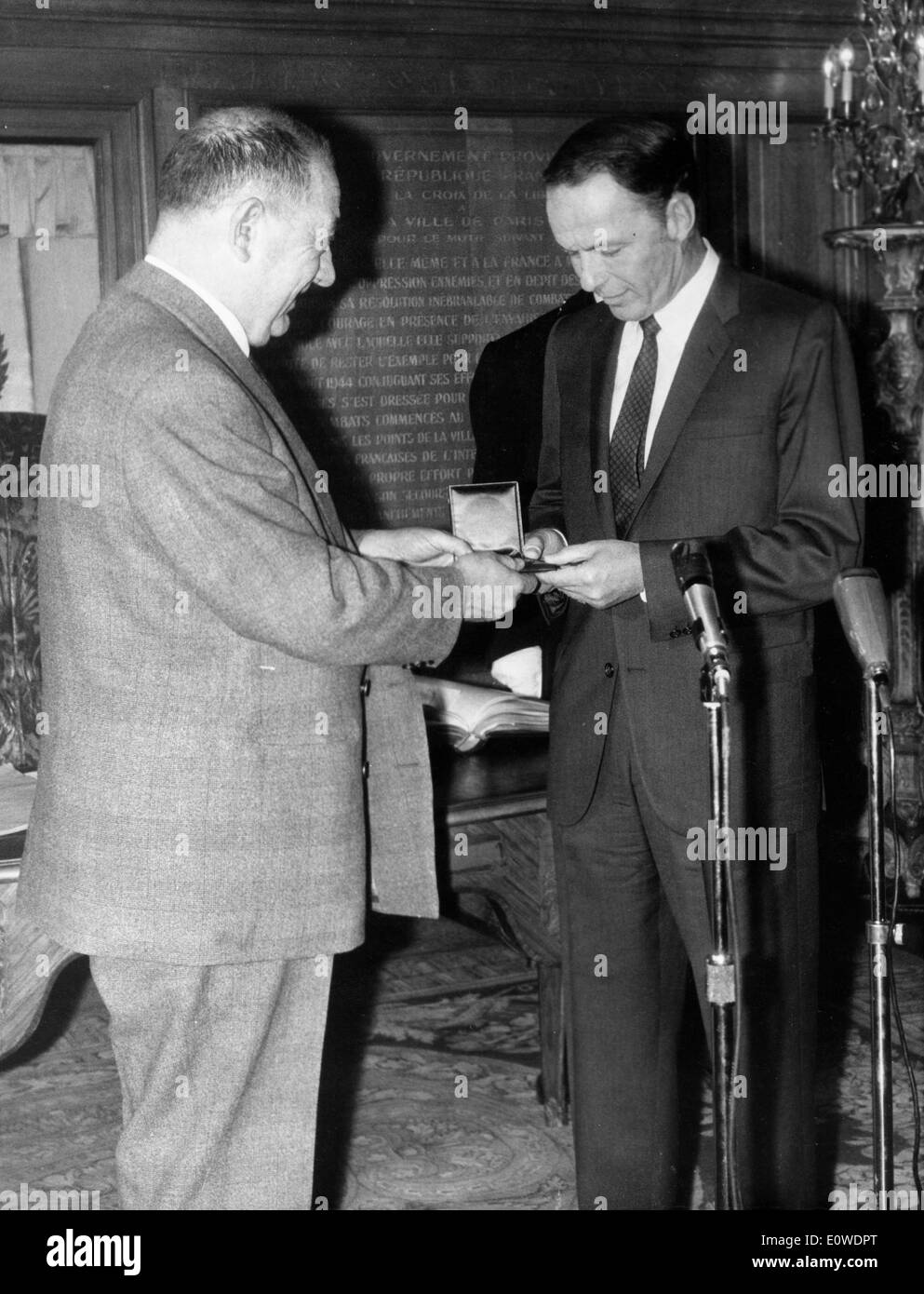 Chanteur Frank Sinatra recevant une médaille d'honneur de Paul Minot Banque D'Images