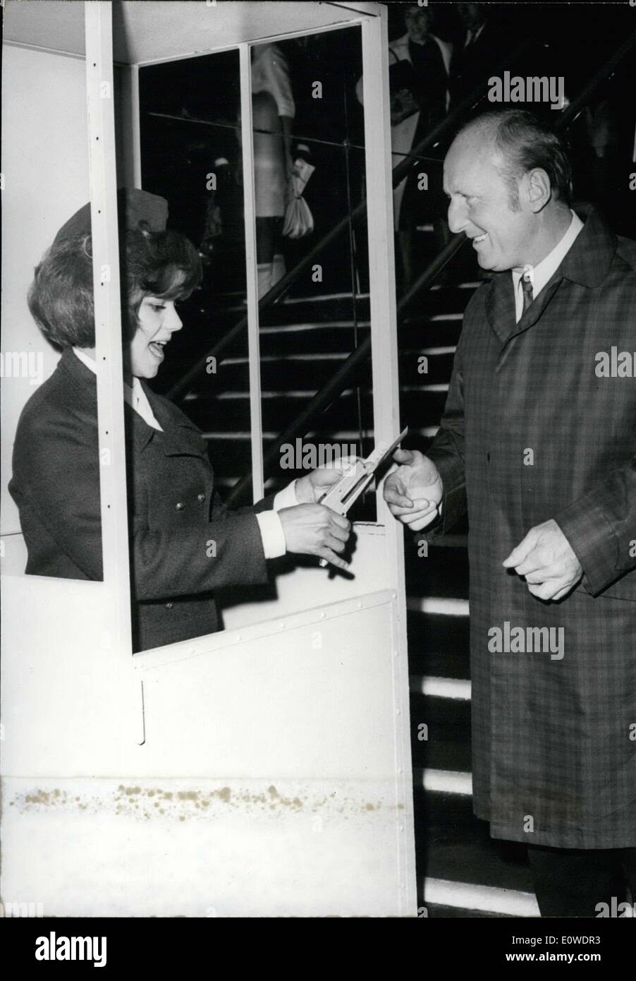 Juin 10, 1962 - Françoise Deldick, héroïne du film ''La grosse caisse'' transformé en un ticket de métro perforateur et contrôlé les billets de Bourvil à l'entrée de la première du film. Banque D'Images
