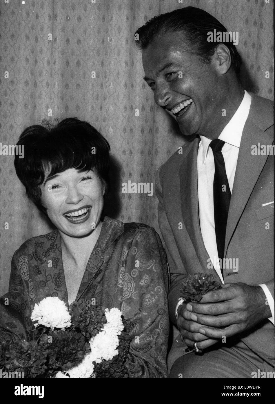 L'actrice Shirley MacLaine rire avec Lex Barker Banque D'Images