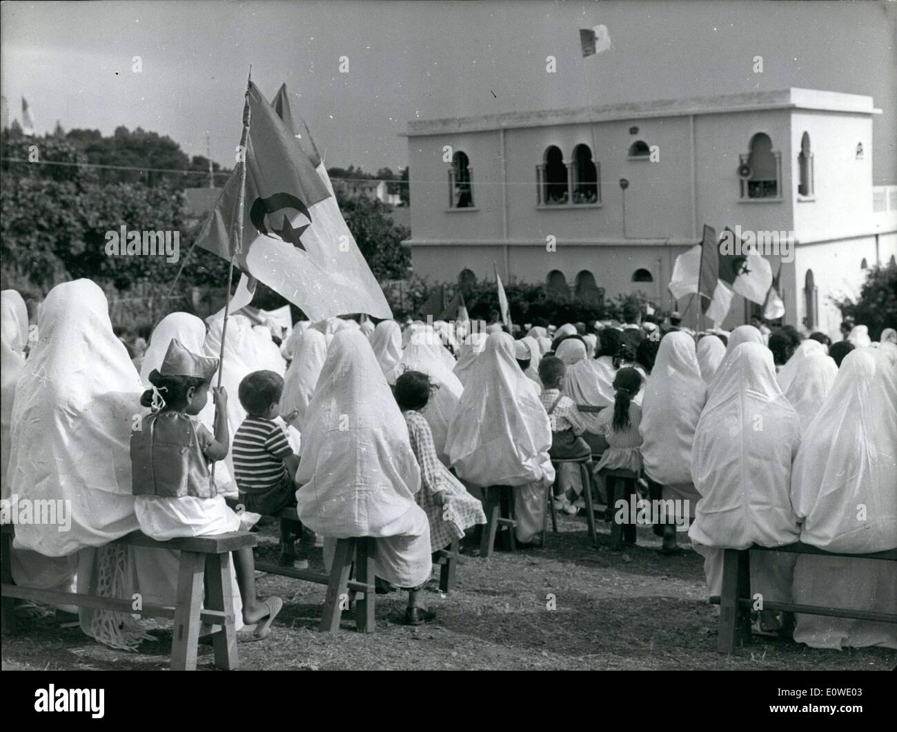 Juin 30, 1962 - Femmes Musulmanes en Algérie à une réunion électorale Banque D'Images