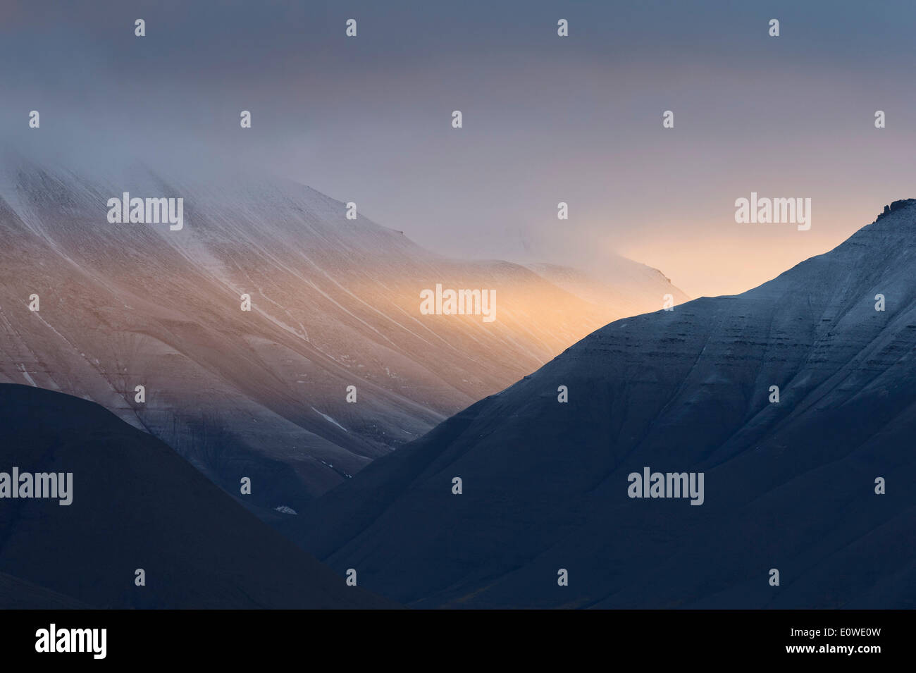 Lumière du soir dans une vallée, fjord, Isfjorden, Spitsbergen, Svalbard, îles Svalbard et Jan Mayen (Norvège) Banque D'Images Lumière du soir dans une vallée, fjord, Isfjorden, Spitsbergen, Svalbard, îles Svalbard et Jan Mayen (Norvège) Banque D'Images