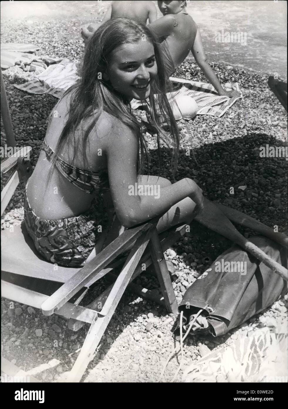 07 juillet 1962 - a commencé à Taomina en Sicile le Festival cinématographique international, au cours duquel par une grande cérémonie livrera le prix 'Did OD Donello' au meilleur acteur et actrice italienne ou étrangère qui a eu du succès sur les films internationaux. L'ouverture du festival a coïncidé avec la première transmission de ''Telstar'' en provenance d'Amérique. Cela s'est passé hier de Taormina ont été transmis à l'Amérique quelques scènes nocturnes de pêche de la plage de Mazzard à Taormina Banque D'Images