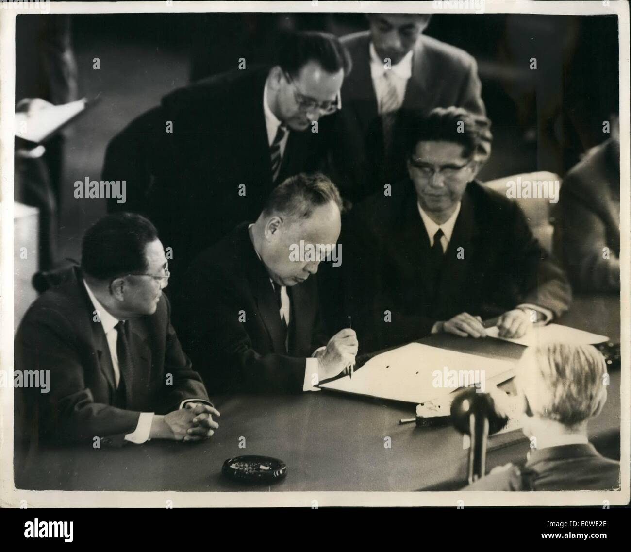 Juillet 07, 1962 - Laos règlement conclu à Genève Photo montre :- Prévôt Sen Yi de la Chine communiste, les études de son allocution au Laos pourparlers qui ont abouti récemment à Genève. Banque D'Images