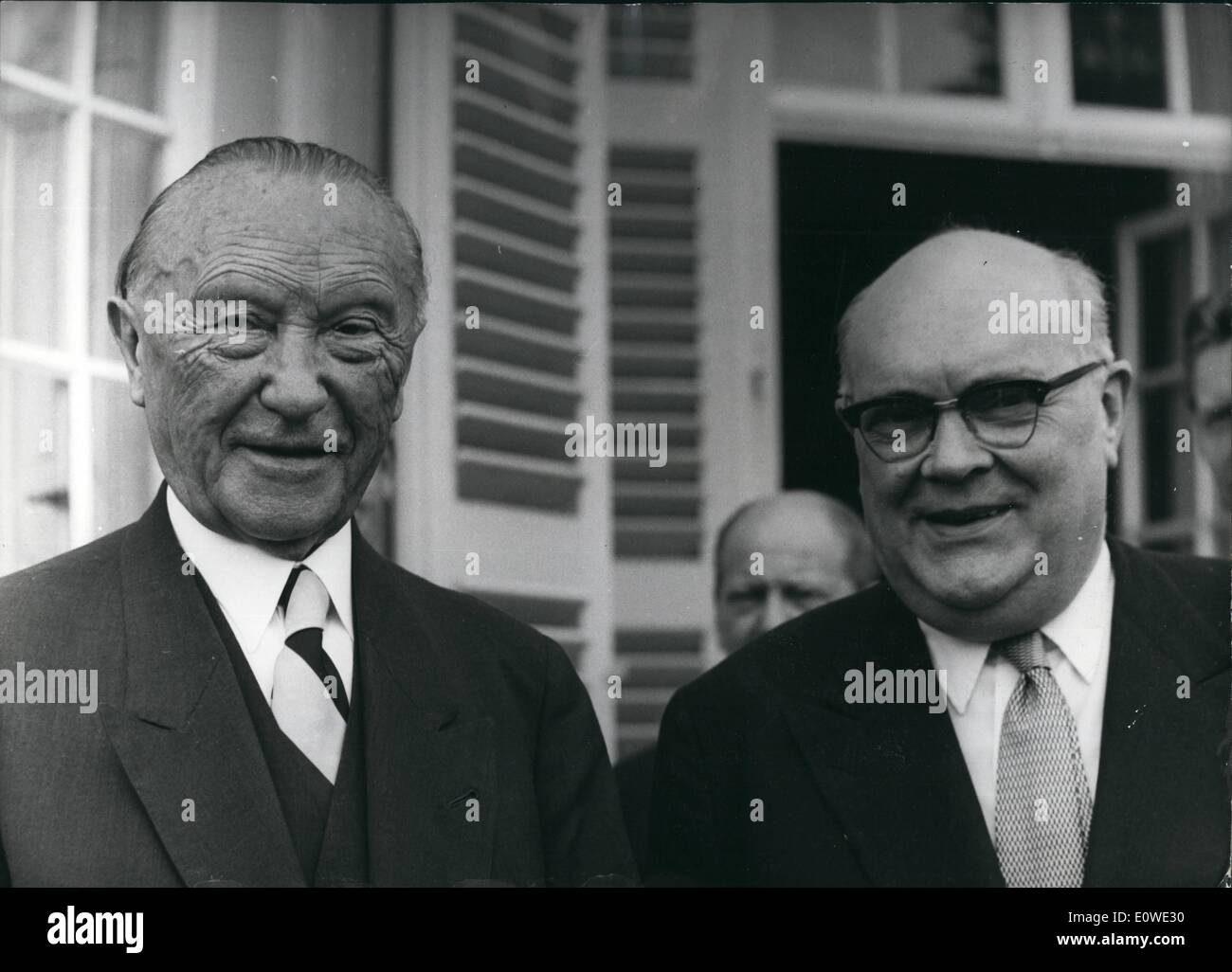 Juillet 07, 1962 - Le Dr Adenauer a parlé avec Spaak. Le Ministre belge des affaires Paul Henri Spaak a visité le Dr Chancelier Adenauer Banque D'Images