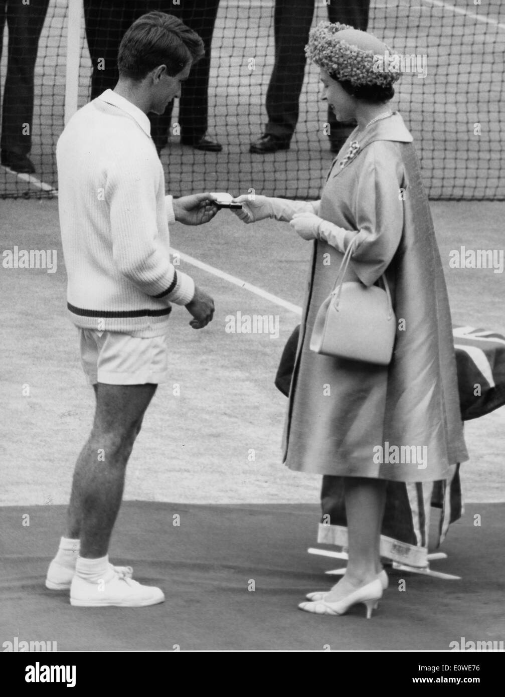 6 juillet 1962 - Londres, Angleterre, Royaume-Uni - LA REINE ELIZABETH II présente le joueur de tennis australien MARTIN MULLIGAN avec le deuxième médaille dans le court central de Wimbledon. Banque D'Images
