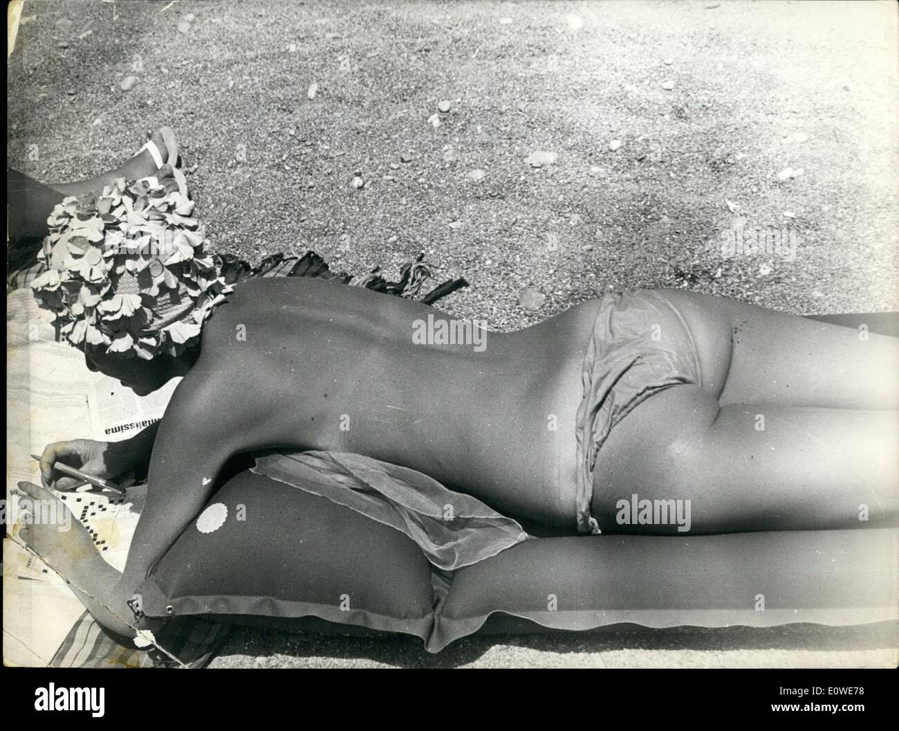 Juillet 07, 1962 - a commencé à Thormina en Sicile le festival cinématographique international, au cours de laquelle avec une grande cérémonie sera remis le Prix ''David ed Donzzello'' pour le meilleur acteur et actrice italiens ou étrangers qui ont eu du succès auprès des films internationaux. L'ouverture du festival était en coïncidence avec le premier ''Telstar'' à partir du Nord, qui ont eu lieu hier ; de Taormine ont été transmis à l'Amérique quelques scènes de nuit de la pêche de la plage de Mazzarò à Taormina, passer leur temps sur la belle plage de la ville, chaleureux et d'assister à la nuit Banque D'Images