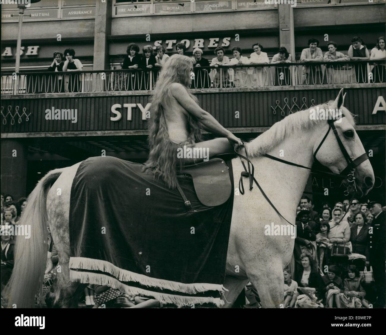 Juillet 07, 1962 - Lady Godiva rides again dans les rues de Coventry : mémoires Transparent porté sous ses longues tresses étaient tous que les aires protégées 31 ans Joyce Parker de le regard des milliers de voyeurs lorsque que Lady Godiva elle montait un cheval blanc dans les rues de Coventry pendant le carnaval de la ville hier. Mme Parker a un fils et son mari est ex-leader de l'escadron-George Parker, qui était directeur de l'intendance chrétienne dans le diocèse de Coventry Banque D'Images