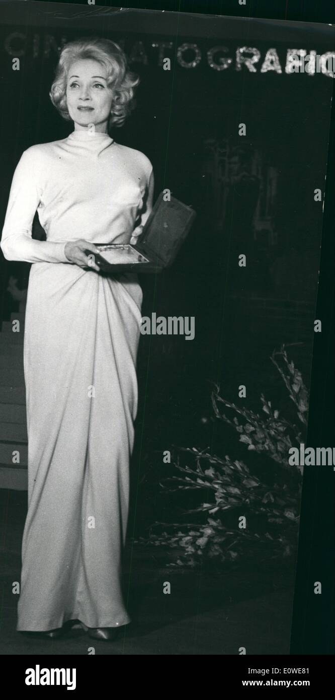Juillet 07, 1962 - La nuit dernière a eu lieu à Taormina dans le magnifique cadre du théâtre romain - grec la cérémonie de ''David'' di Donatello award d'affaires et acteurs italiens pour leurs meilleures photos. Étaient présents à la cérémonie de remise des personnalités du cinéma, actrices, acteurs. La photo montre la célèbre actrice Marlene Dietrich recevant le ''David'' de Donatello pour son rôle dans ''Fedra'' le film de Jules Dessin présenté au Festival. Banque D'Images