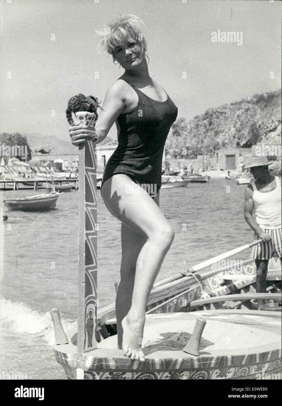 Juillet 07, 1962 - Jacqueline Periux l'actrice française connue en France comme la plus belle ''jambes de France'' arrivent à Taormine pour le Festival de cinéma. Elle espère être découvert par certains producteurs de faire des films en Italie. Banque D'Images