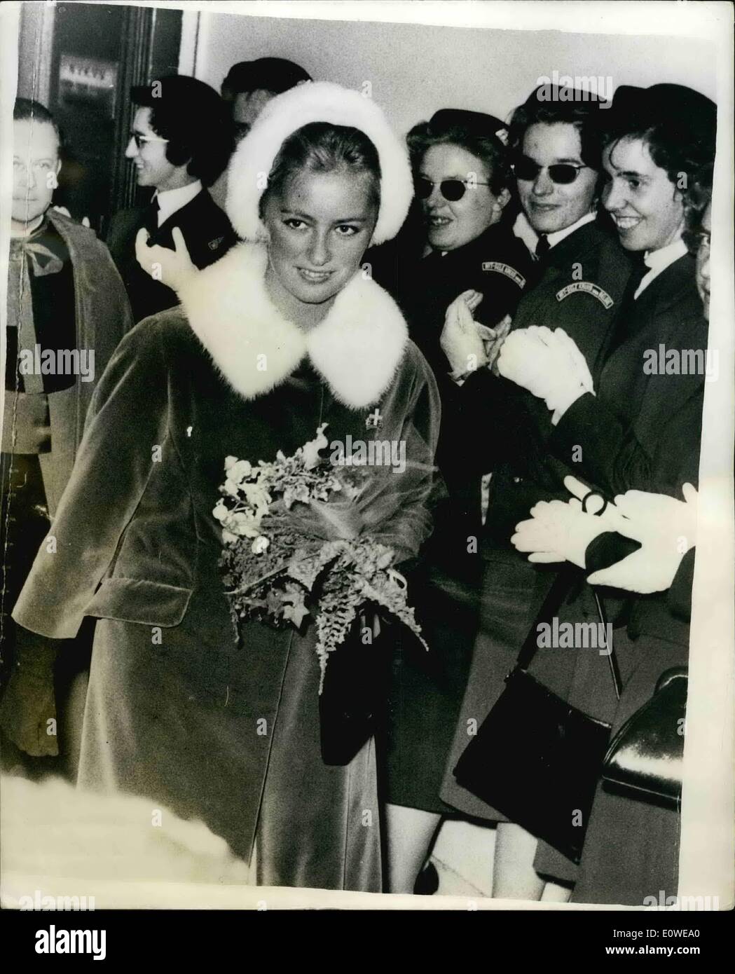 10 octobre 1962 - La Princesse Paola à anniversaire : La Princesse Paola de Belgique a assisté à la 25e anniversaire de la fondation de la Croix Blanche - Jeune et une miséricorde belge association, la croix jaune et blanche. Photo montre Princes Paola à un service marquant l'anniversaire. Banque D'Images