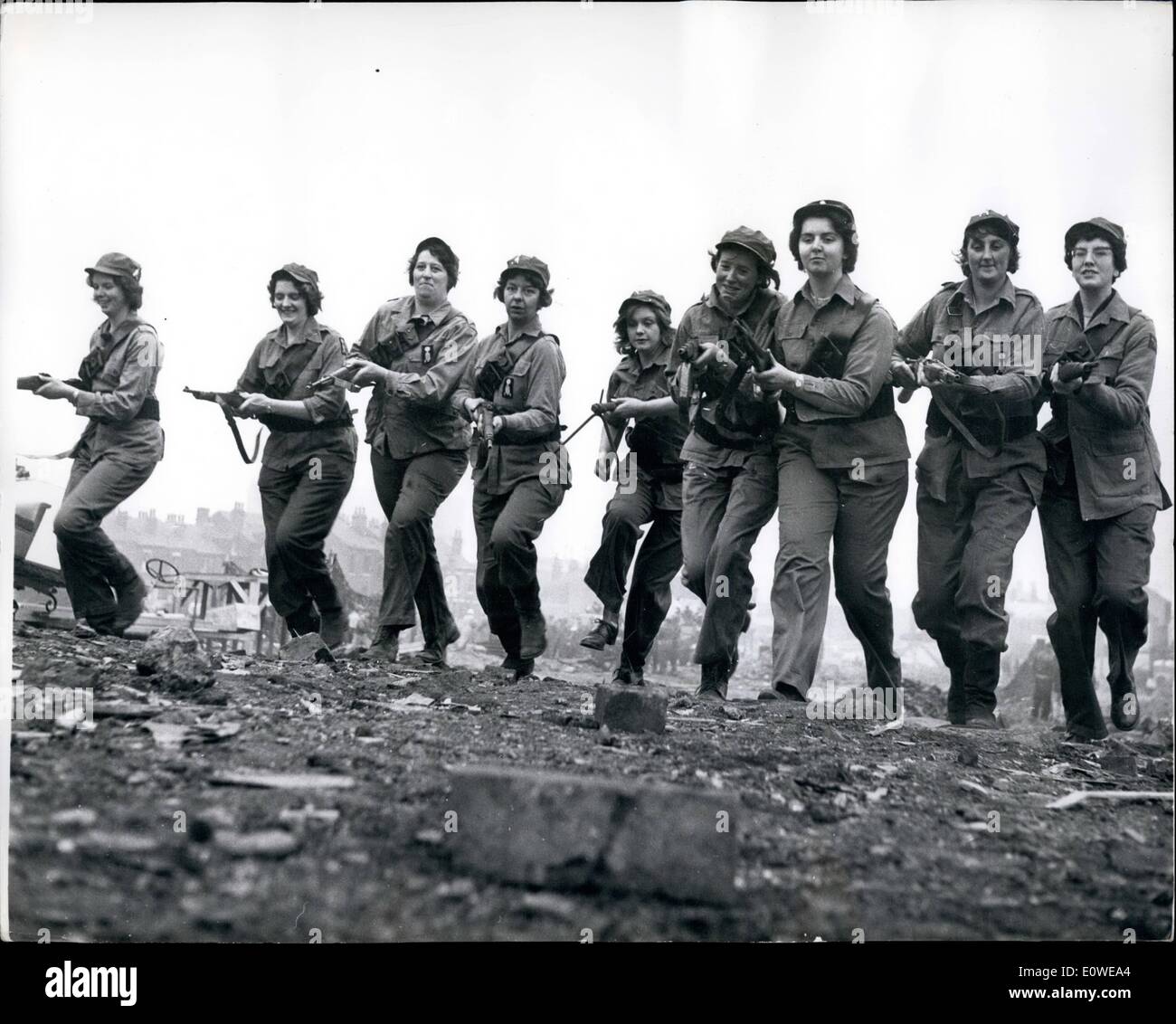 10 octobre 1962 - ''Amazon Army'' sur un plateau de tournage : neuf grandes  filles - hauteur moyenne 5ft. Ins 11 - est passé à l'action avec des fusils  et mitrailleuses sur
