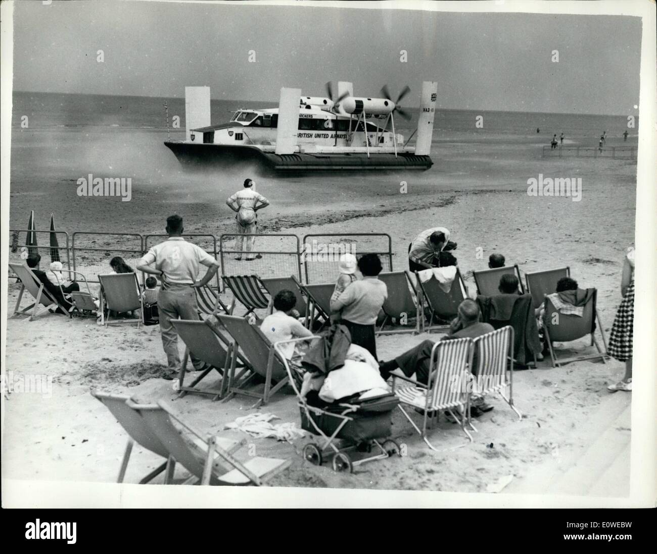 Juillet 07, 1962 - ''Crabe Vol'' Hovercraft commence le transport de passagers : l'histoire a été faite hier lorsque les 11 tonnes 24 places Vickers Armstrong 3 terminé l'aéroglisseur de 19 milles entre Wallasey et l'ensemble du Rhyl Des estuaire dans une demi-heure à une vitesse de près de 70 mph. À la recherche comme un crabe volant géant qu'il a fallu les premiers passagers pour 2 retour. Le service est de 8 semaines, 6 jours par semaine, 6 fois par jour. 4 000 billets ont été vendus sur une possibilité de 14 000. Les vacanciers pourra économiser jusqu'à 1 1/2 heures Banque D'Images