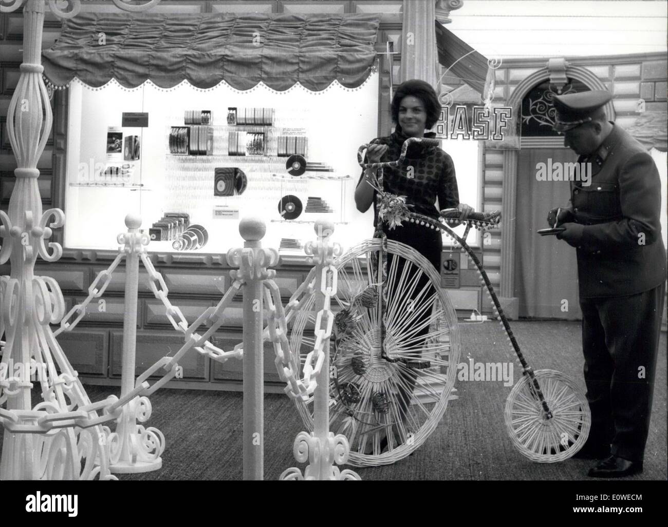 Juillet 13, 1962 - une intéressante rencontre d'anciens et nouveaux temps : est la 14e Foire d'exportation et d'exemple de Dornbirn qui a été ouverte le 13 juillet et se tiendra à Dornbirn (ville autrichienne près du lac de Constance) jusqu'à Juillet 22th. La juste va surtout montrer des choses intéressantes sur la chimie textile moderne. Une firme de Ludwigshafen (Allemagne de l'ouest) présente ses dernières colorantes et moyens d'améliorer les textiles (notre photo) à ce stand d'imagination qui montre aussi les nombreuses possibilités de matériau mousse Styropor qui se compose de 98  % de l'air ; quelques mains suffirait à emporter ce vieux temps Banque D'Images