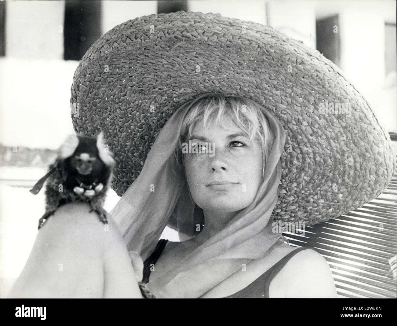 Juillet 26, 1962 - Jacqueline Periux l'actrice française connue en France comme la plus belle ''legu de France'' arrivent à Taormine pour le Festival de cinéma. Elle espère être découvert par certains producteurs de faire des films en Italie Banque D'Images