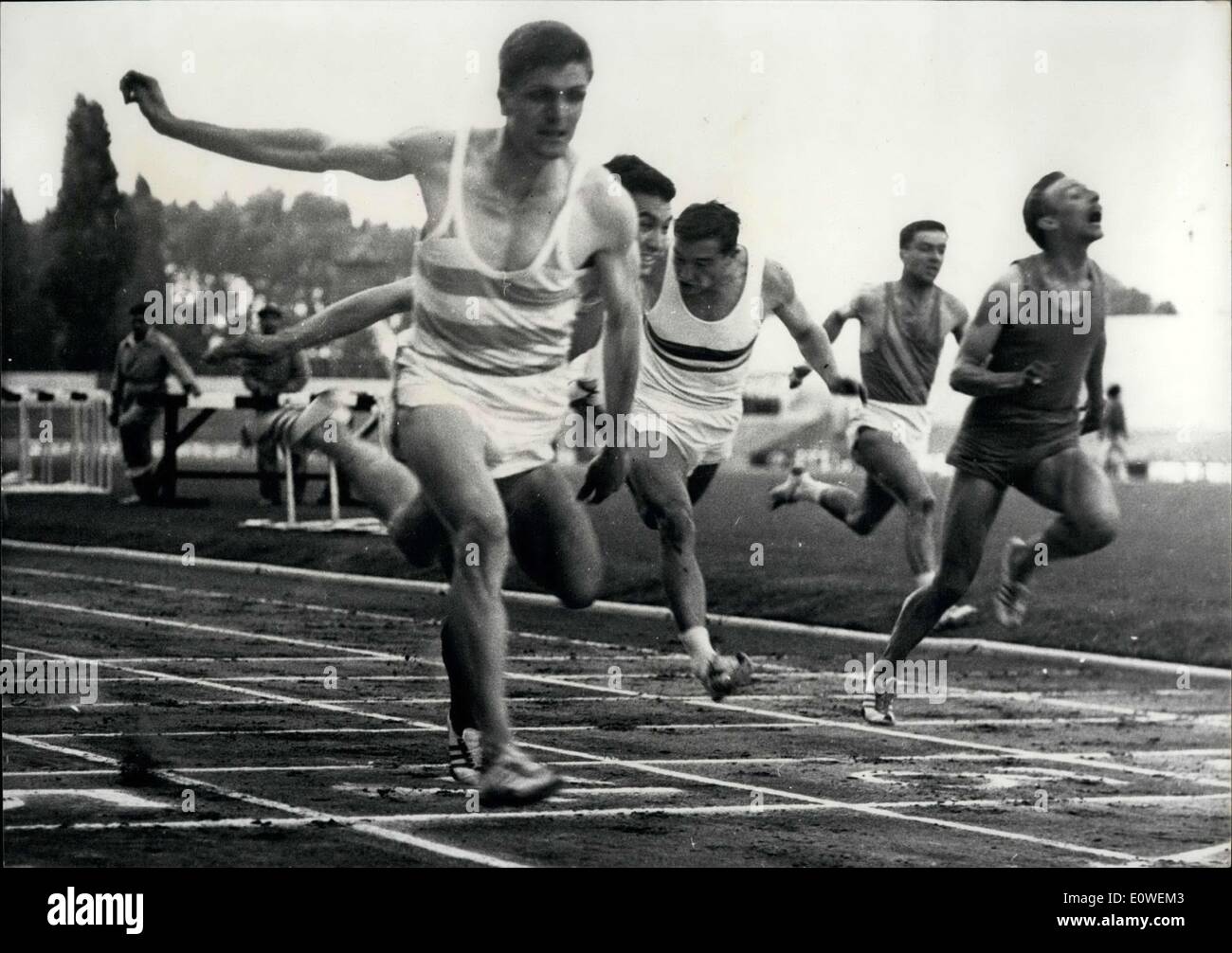 Juillet 29, 1962 - Après la première journée de la France d'athlétisme à Colombes, Jocelyn Delecour remporte le 100 mètres, l'établissement lui-même comme le meilleur athlète français. Jocelyn Delecour atteint la ligne d'arrivée de la course de 100 mètres en face de Piquemal. (Loeb est vêtu d'un uniforme rayé et a les mains en l'air. Banque D'Images