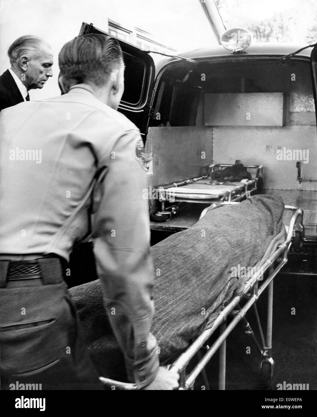 Cloaked cadavre de starlet Marilyn Monroe après qu'elle a été retrouvé mort Banque D'Images