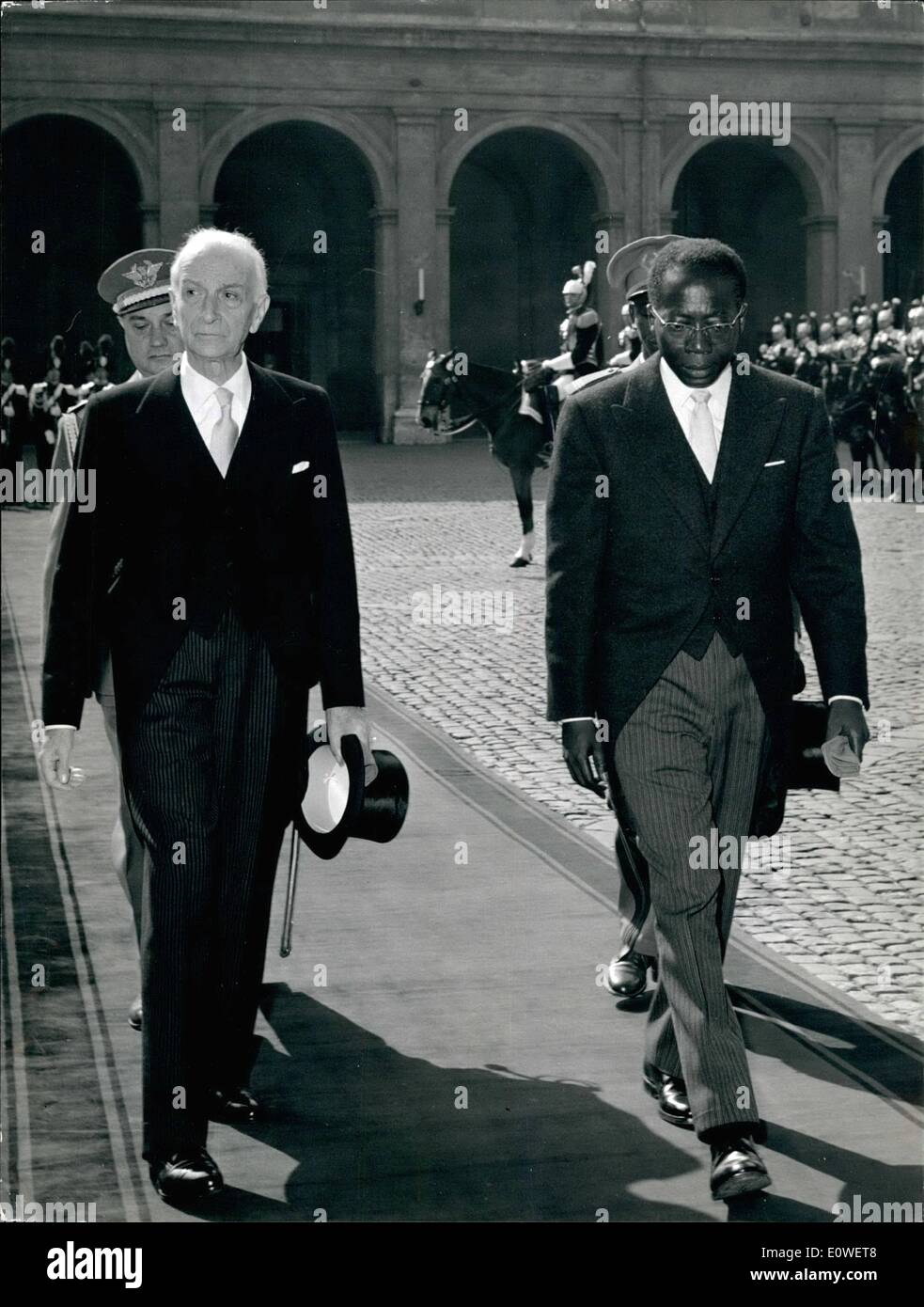 10 octobre 1962 - Le Président de la république d'Senala, M. Léopold Senghor Seder est à Rome pour la visite officielle. Photo montre M. L.S. Senghor et le président italien député. Antonio SEGNI lors de leur arrivée au Palais du Quirinal. Banque D'Images