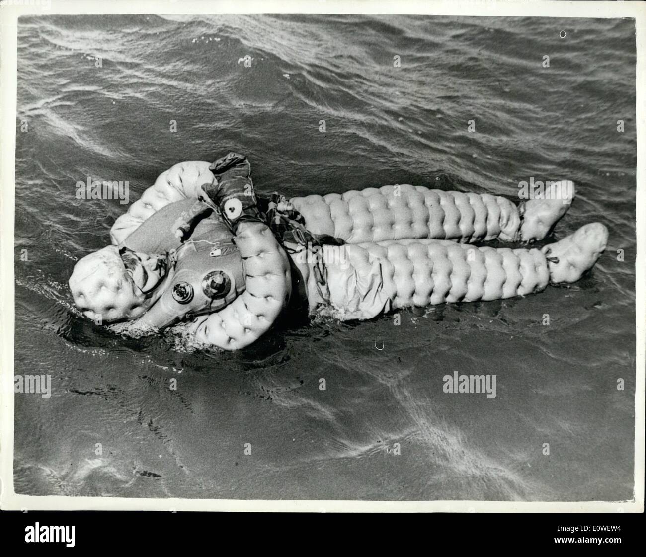 10 octobre 1962 - les hommes de la Marine s'échapper de sous-marin dans l'expérimentation : Royal Navy hommes ont échappé à l'altitude des pieds sous-marin 260 pieds sur le fond de la Méditerranée et a fait l'histoire de la Marine : pas de R.N. homme n'a jamais survécu à une ascension à la surface de plus de 150 pieds avant. L'équipe d'expérimenter de nouvelles stratégies de fuite est de l'école de formation de sous-marin à Gosport, Hants. Photo montre une combinaison de survie jaune conserve Maître David Cleret à flot après l'évasion l'expérience. Banque D'Images