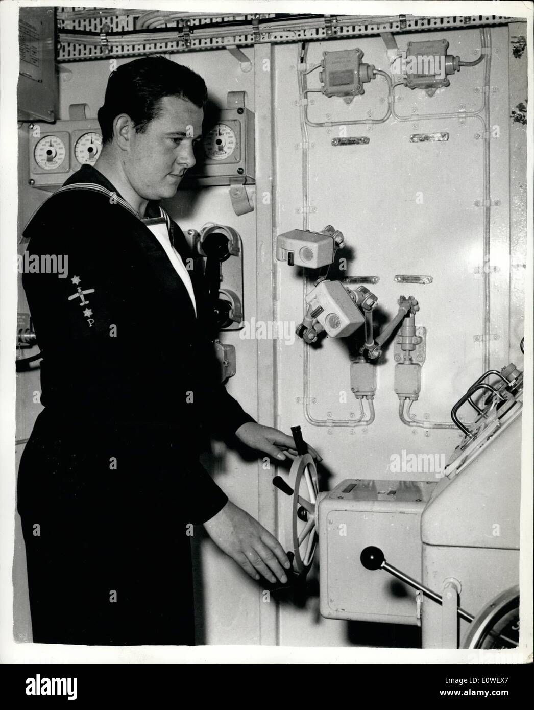 10 octobre 1962 - Royal Navy's premier anti-navire entièrement atomique étant presque achevé. Le Super Destroyer- H.M.S. DevonshireÃ'… Le premier anti-navire entièrement atomique de la Marine royale. Le super destroyer H.M.S. Devonshire. est maintenant à Birkenhead après avoir subi ses vastes essais cliniques dans les eaux côtières. Le Devonshire (5 200 tonnes) porte Seaslug Seacat et missiles anti-matériel d'artisanat et d'un Wassex hélicoptère va fonctionner dans un anti-sous-marine au poste de pilotage vers l'arrière. Le navire a été conçu avec la guerre nucléaire à l'esprit Banque D'Images