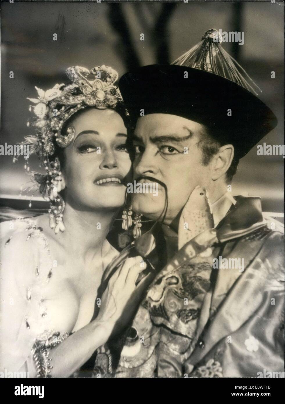 08 août, 1962 - Dorothy Lamour fait un comeback : Phot Dorothy Lamour montre et Bob Hope dans une scène ''La route vers Hong Kong''. Dorothy Lamour revient à l'écran après une absence de neuf ans. Banque D'Images