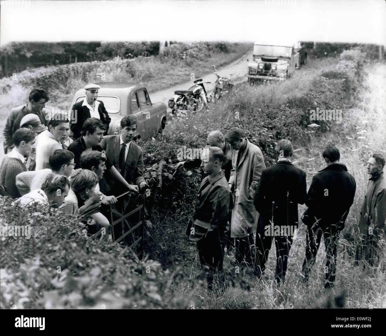 July 08, 1962 - Bottes en Grande-Bretagne 1962-Mouvement national-socialiste tenir rassemblement dans la région des Cotswolds : Colin Jordan, chef enseignant du Mouvement national-socialiste en Grande-Bretagne, et nombre de ses partisans ont tenu un rassemblement privé sur un terrain de camping à Temple Guiting, dans la paisible région des Cotswolds. Ils sont des extrémistes qui ont rompu avec le Parti national britannique, qui est dirigé par de riches propriétaires immobiliers, 43 ans, André Fontaine Banque D'Images